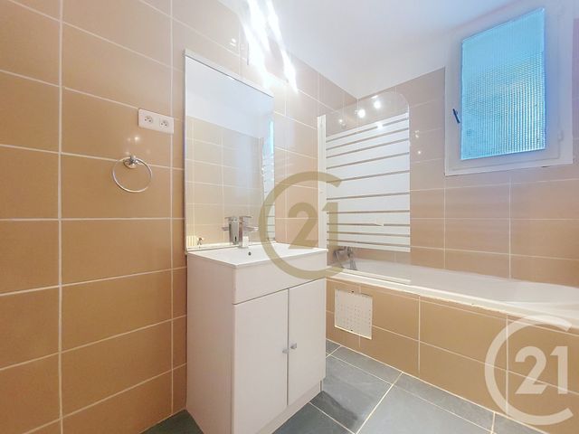 Appartement F4 à louer - 3 pièces - 72.09 m2 - DRAGUIGNAN - 83 - PROVENCE-ALPES-COTE-D-AZUR - Century 21 Haussmann Immobilier